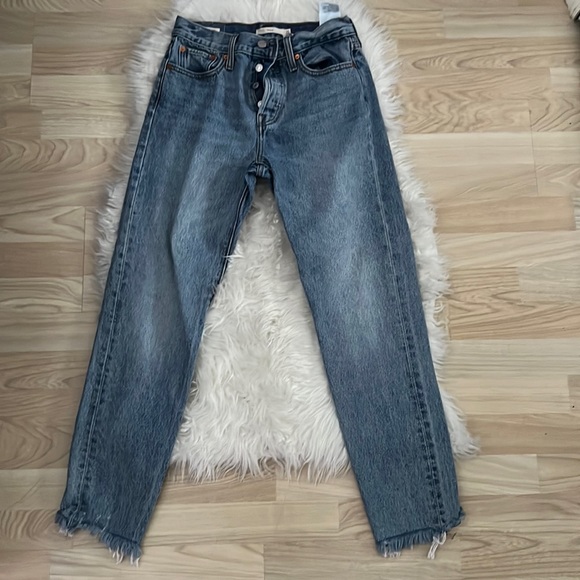 Medium wash Levi’s jeans. - Picture 1 of 3